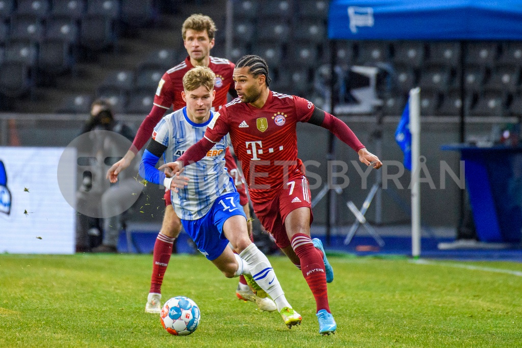 Zweikampf V.l. Maximilian Mittelstaedt - Hertha BSC 17, Thomas Mueller ...