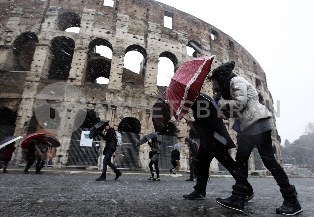 Погода в риме сегодня. Разрушение Колизея. Климат в Риме. Итальянский Колизей рушится gif. Италия Рим танцевальная площадь.