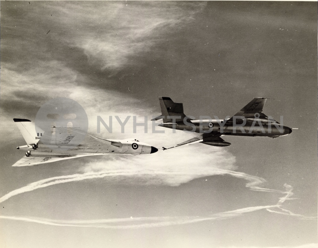 Vickers Valiant B(PR)K1 WZ376 Refuels Avro Vulcan