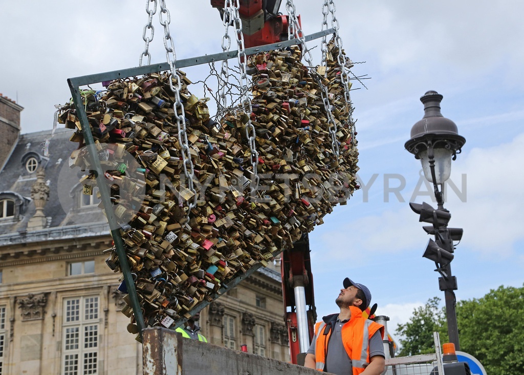Removal of Love Locks in Paris, France 01 Jun 2015