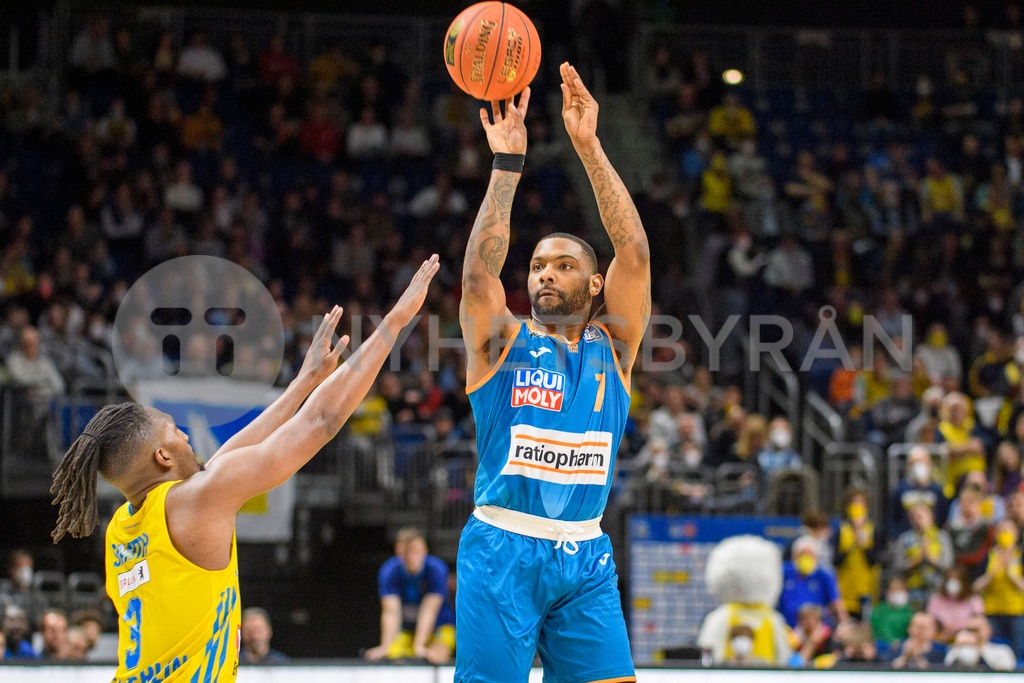 v.l. Jaleen Smith (Alba Berlin, 03), Sindarius Thornwell (ratiopharm ...