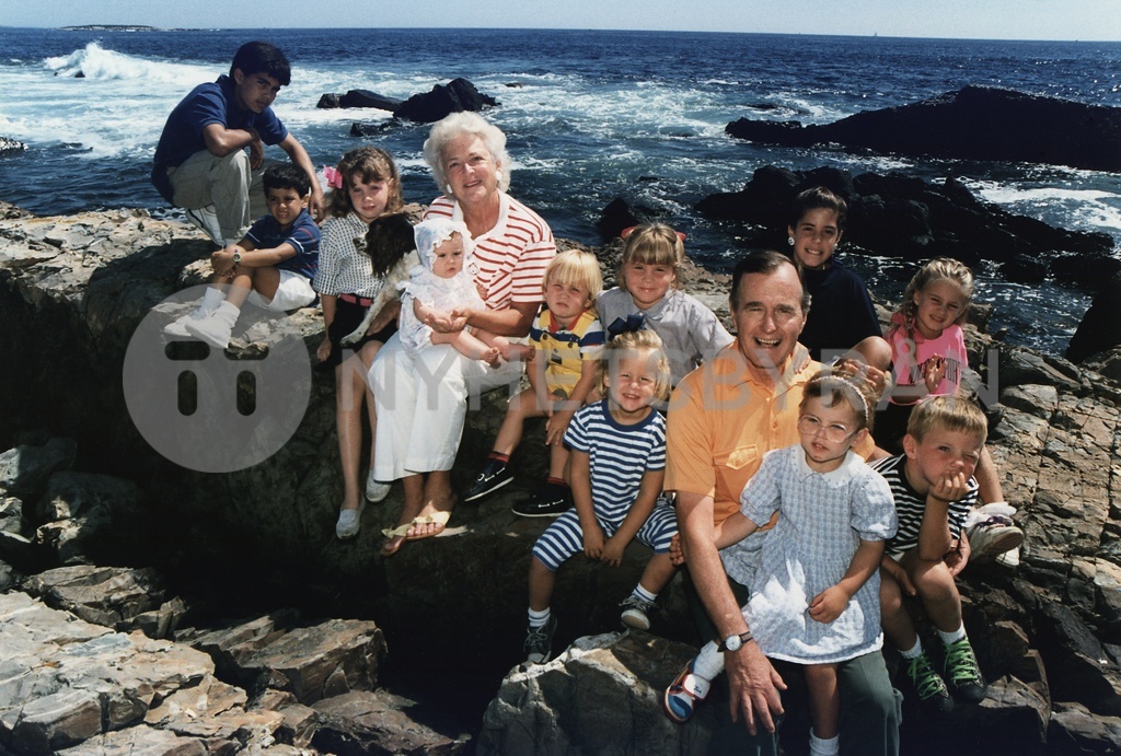 President George H. W. Bush and wife Barbara pose with twelve of their ...