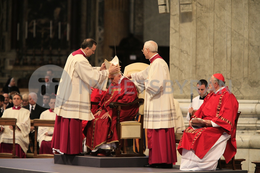 Easter friday mass in Saint Peter's basilica C