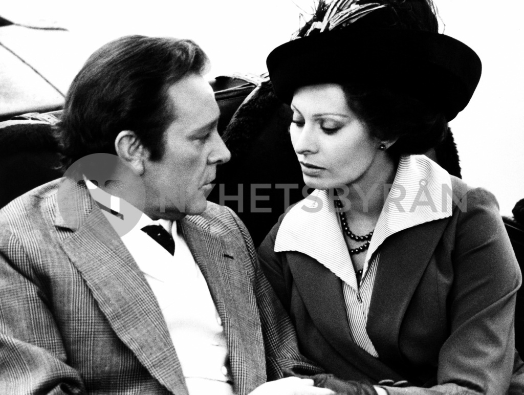 THE VOYAGE (IL VIAGGIO), from left, Richard Burton, Sophia Loren, 1974