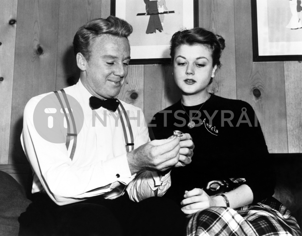 Van Johnson Angela Lansbury Admiring A Sapphire Wedding Ring Given To