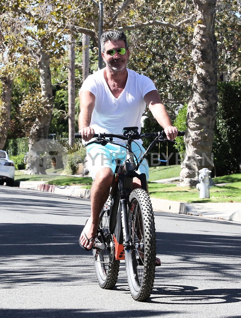 Exclusive Simon Cowell Speeds Around On His 10 8k Motostrano Electric Bike In Beverly Hills