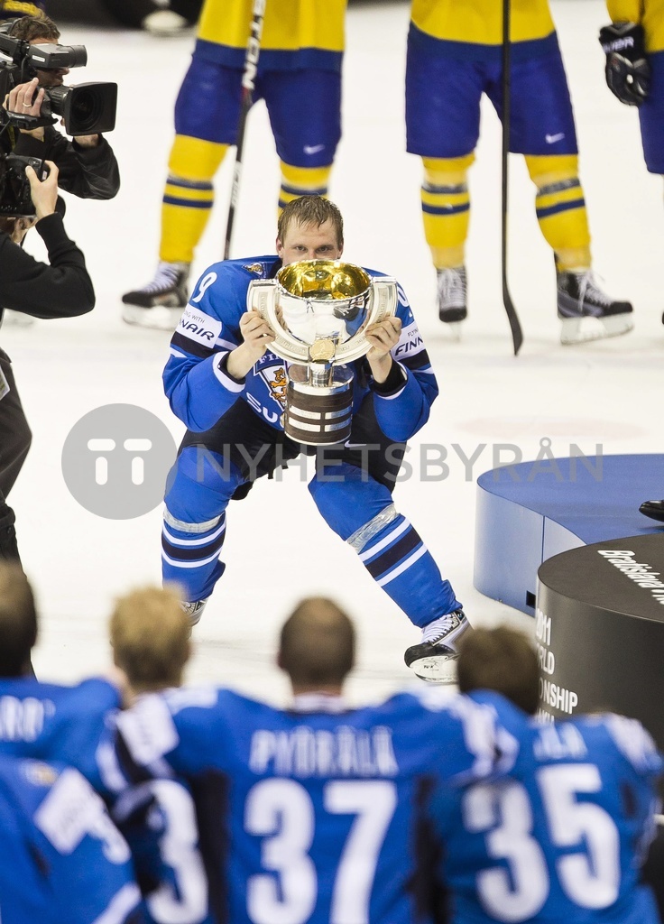 Bildnummer 07858293 Datum 15 05 2011 Copyright Imago Actionpictures Kapitan Mikko Koivu Fin9 Finnland Team Jubel Mit Wm Pokal Weltmeister Jubel Freude Emotionen Feiern Lachen Jubelt Freuen Hande Team Schweden Enttauscht