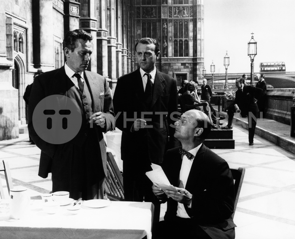 No Love For Johnnie Peter Finch Hugh Burden Donald Pleasence 1961 Read reviews from world's largest community for readers. tt se