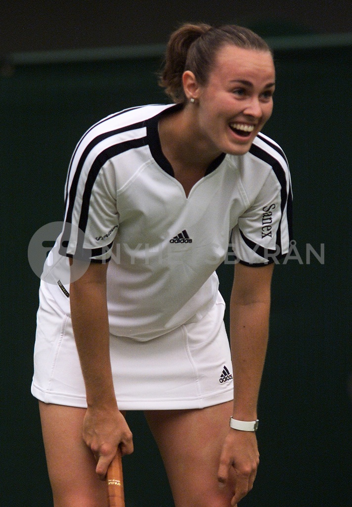 MARTINA HINGIS DESPAIRS AS A BALL DROPS OVER THE NET