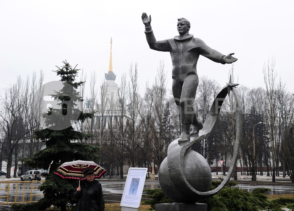 Гагарин московская область. Памятник Гагарина в Люберцах. Юрий Гагарин памятник в Люберцах. Памятник Юрию Гагарину в Люберцах описание. Памятник Гагарину Люберцы э.